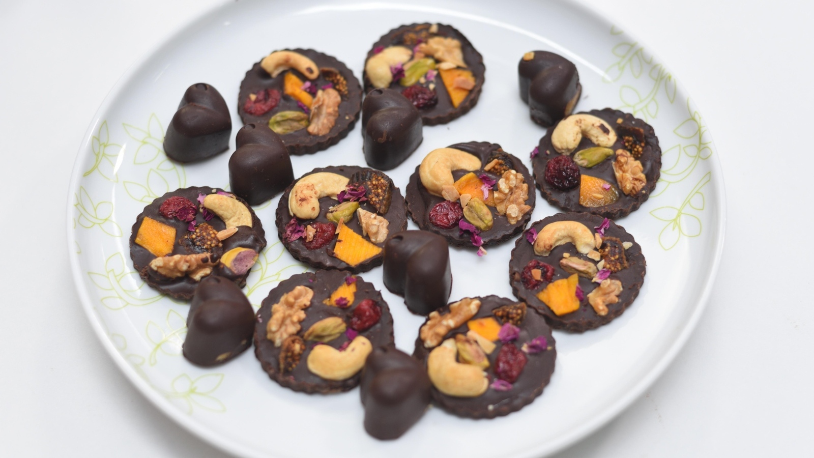 Шоколадные конфеты с орехами на тарелке