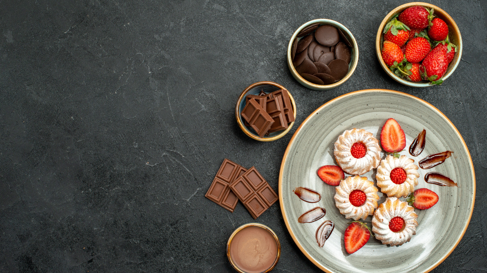 Печенье на столе с шоколадом и ягодами клубники