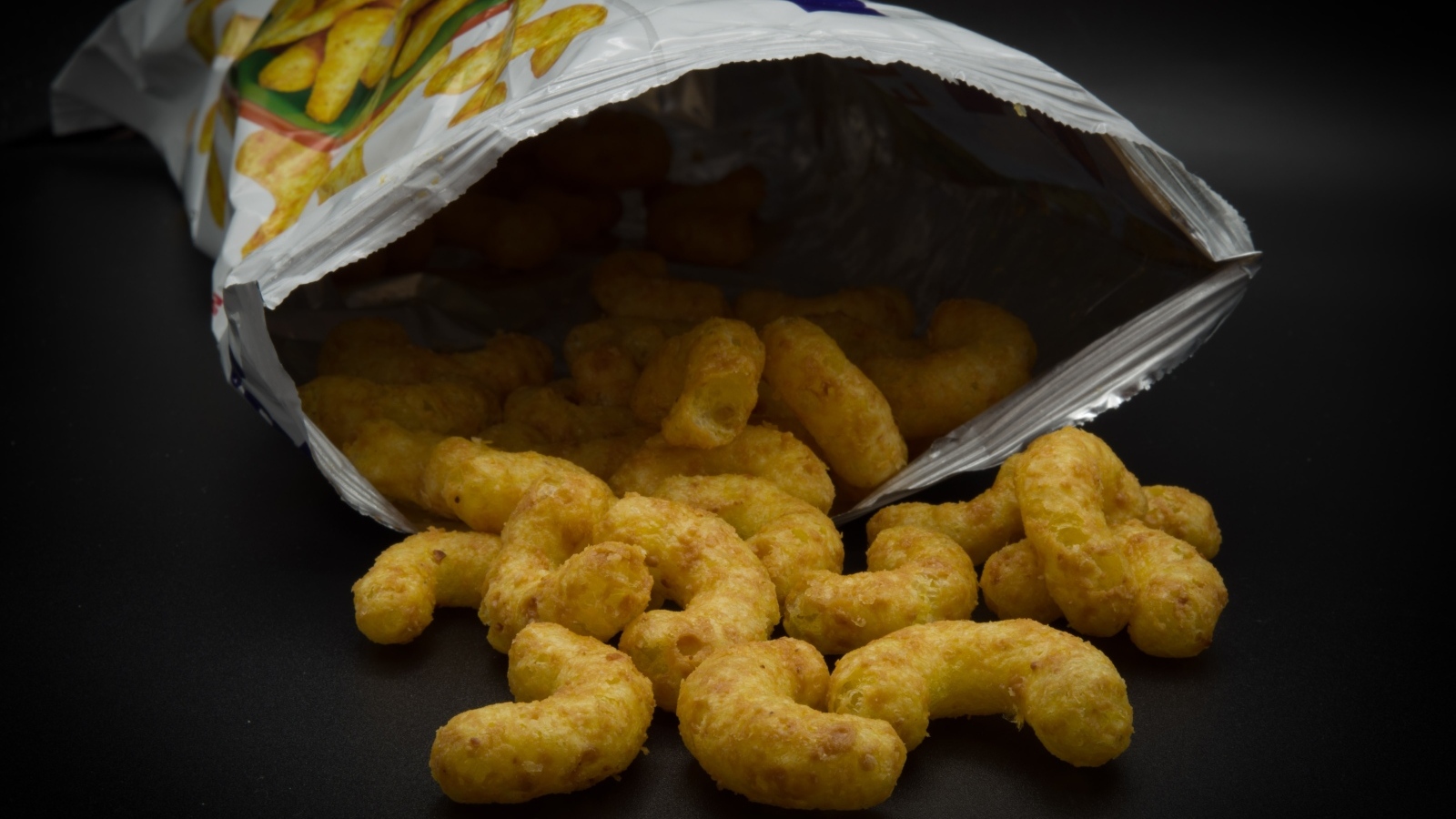 Кукурузные палочки с пакетом на столе