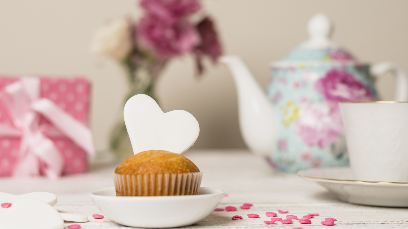 Кекс с сердечком на столе с посудой