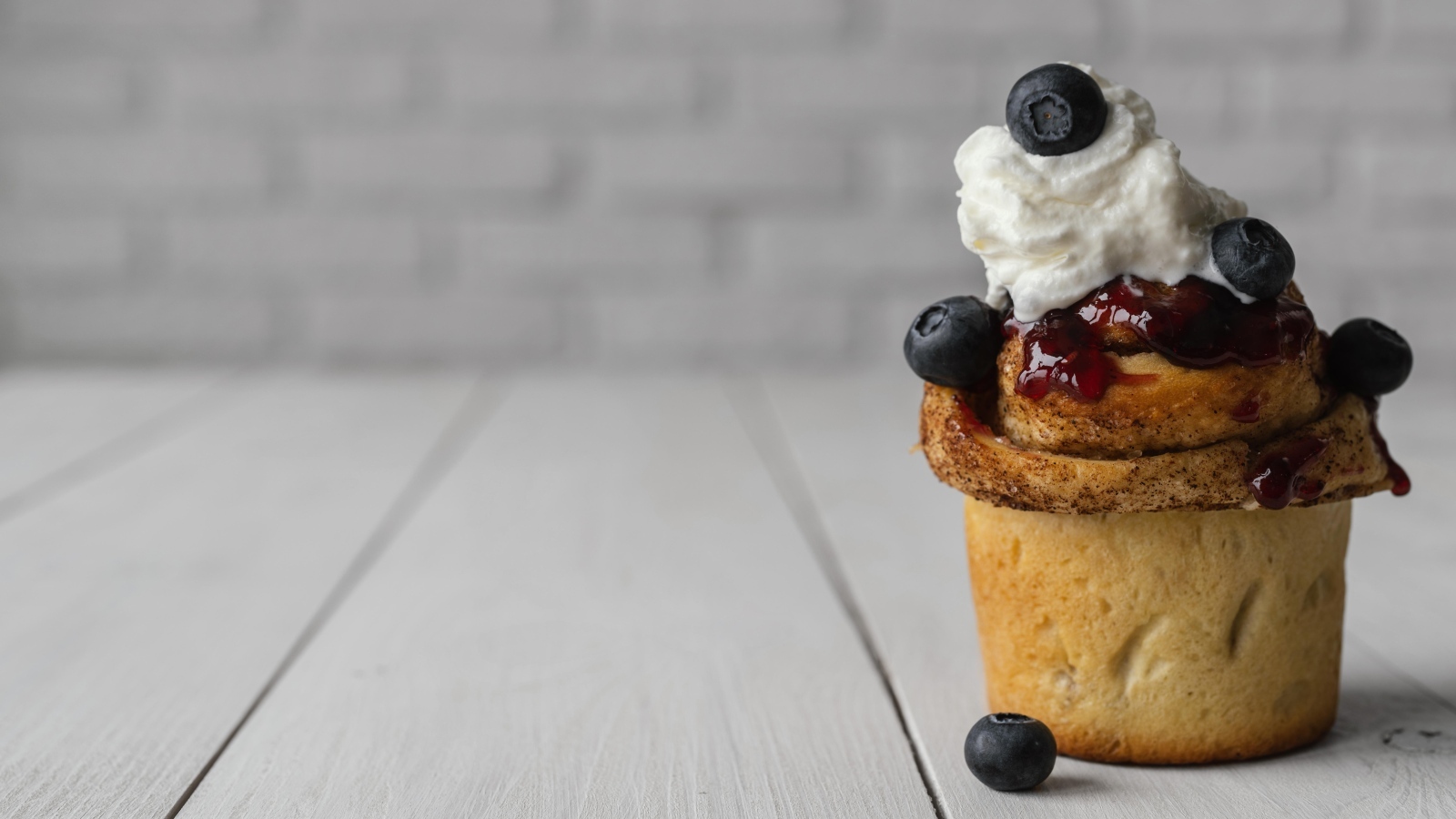 Кекс со взбитыми сливками и ягодами черники