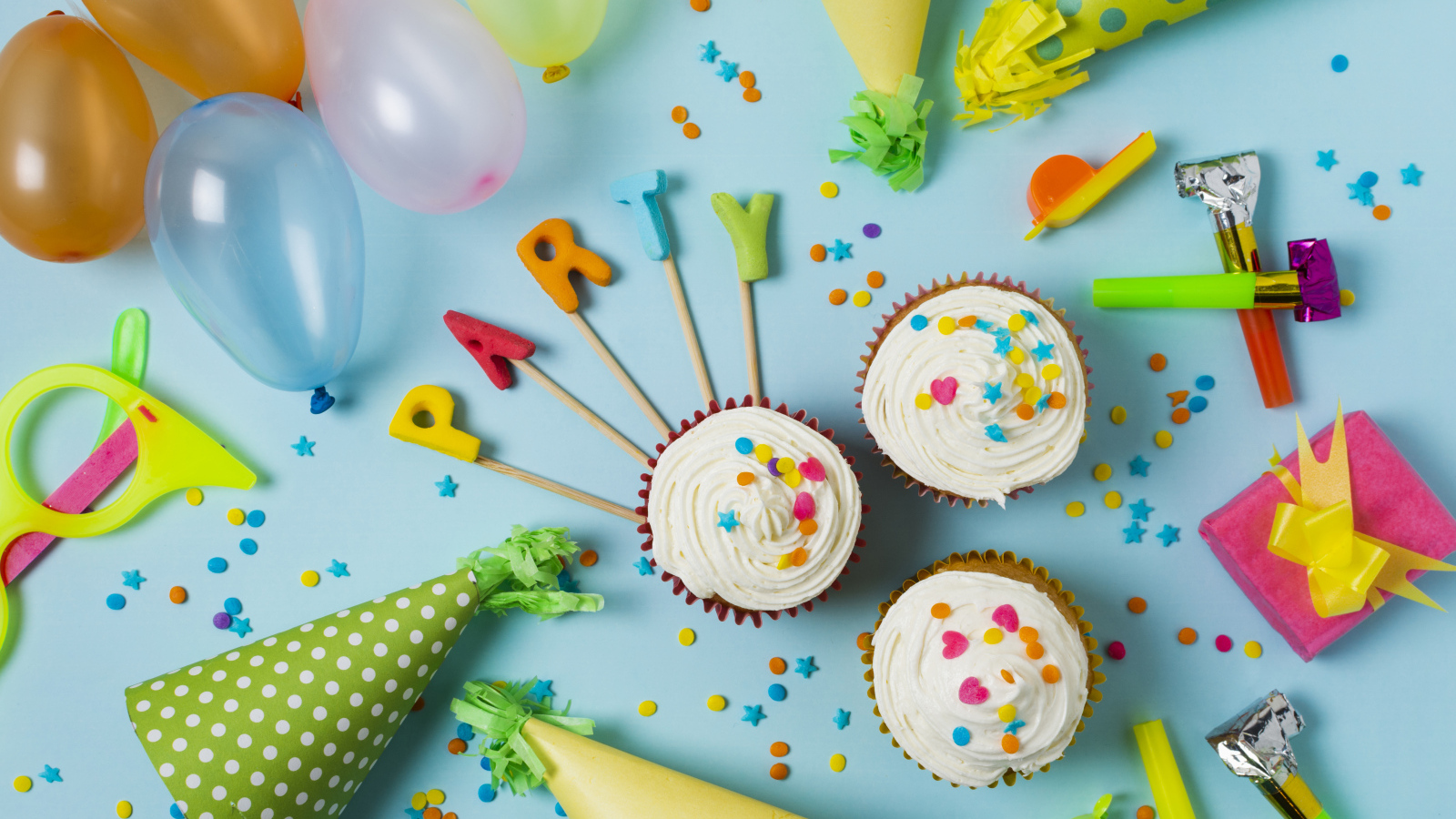 Кексы и праздничный декор на день рождения на голубом фоне