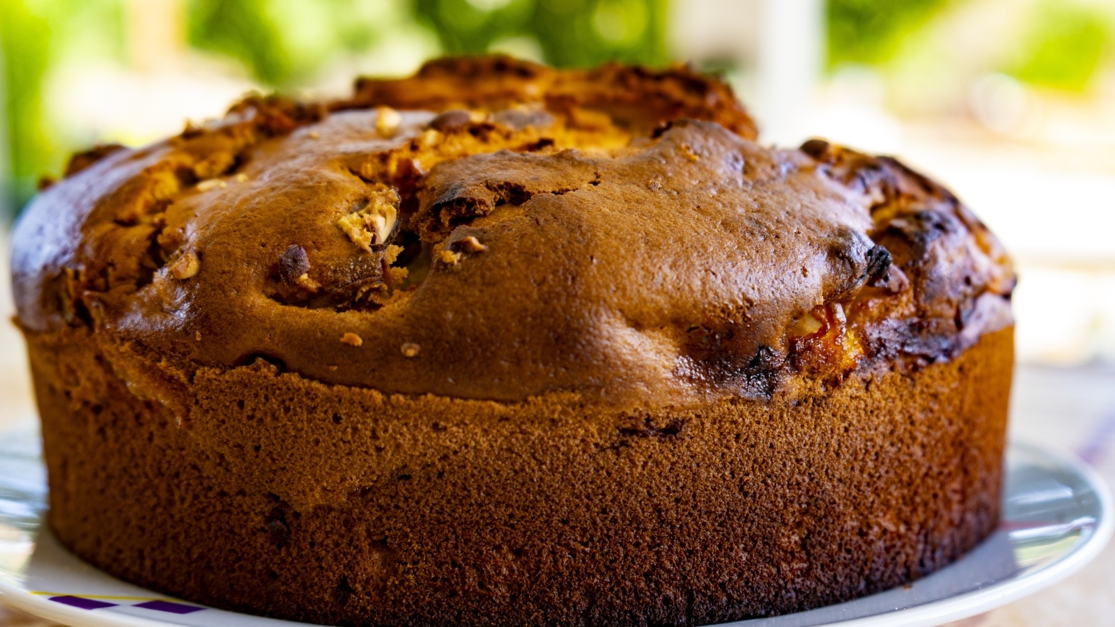 Вкусный ароматный яблочный пирог на тарелке