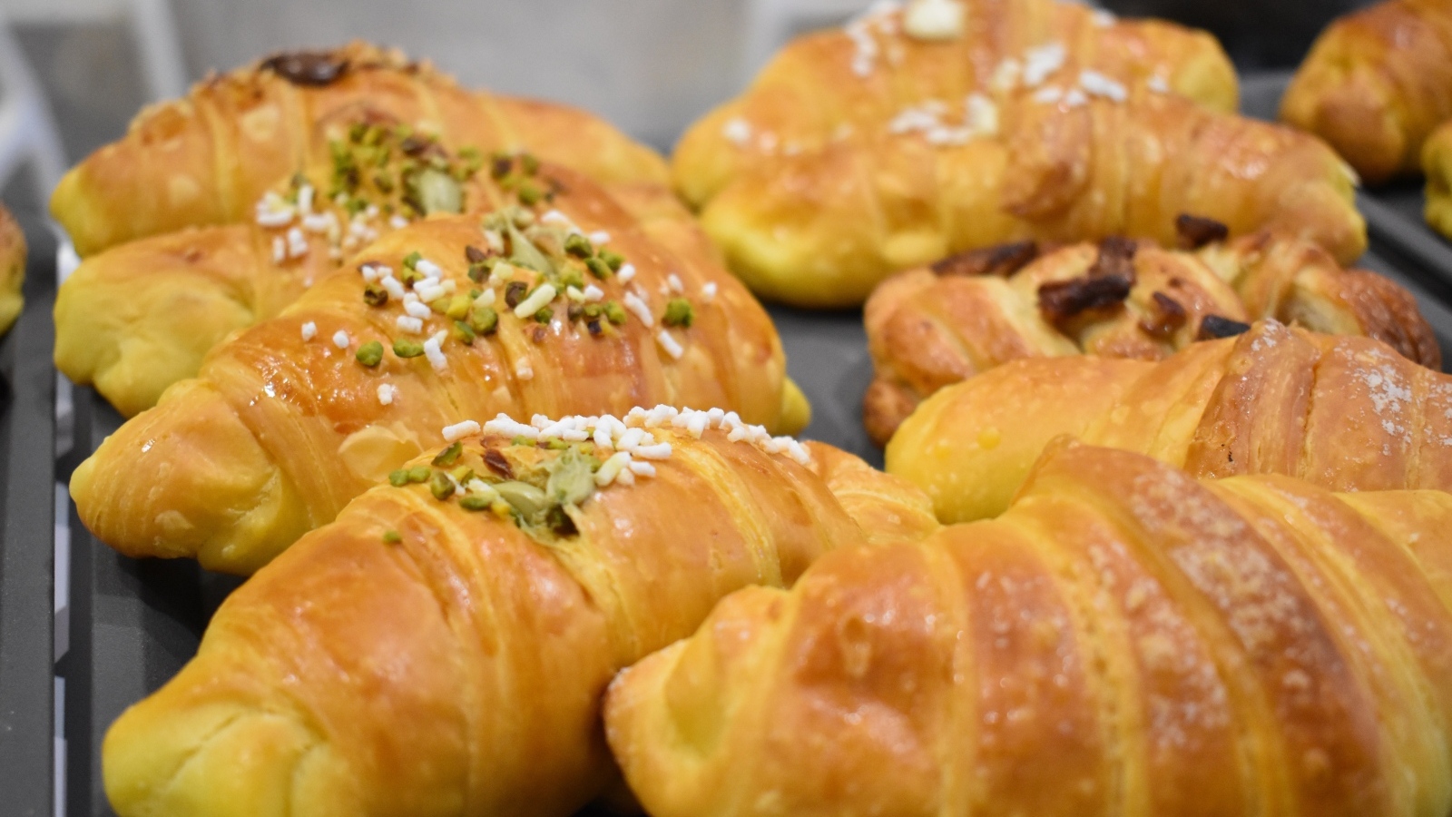 Вкусные сладкие круассаны на противне