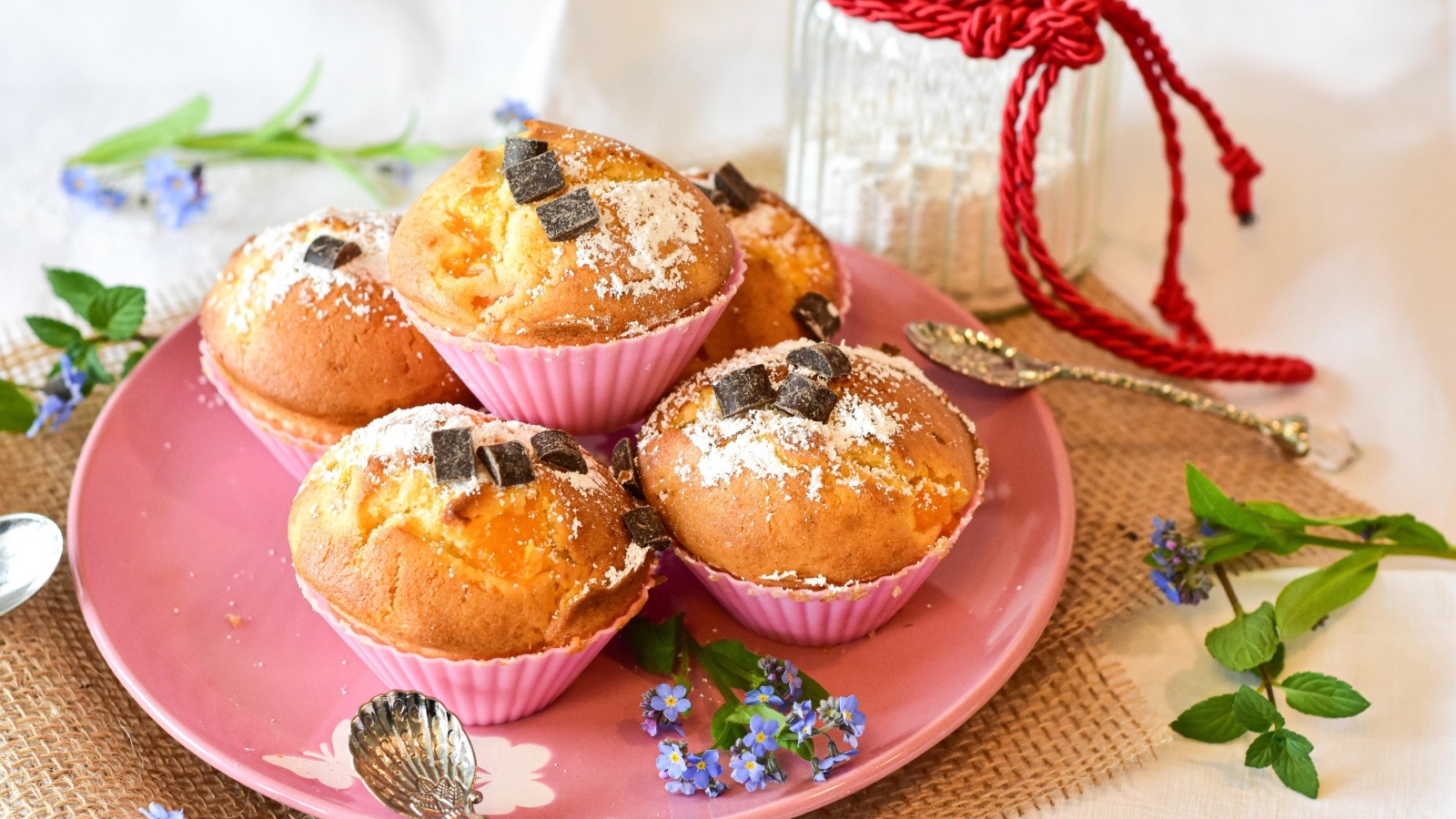 Вкусные сладкие свежие кексы на тарелке