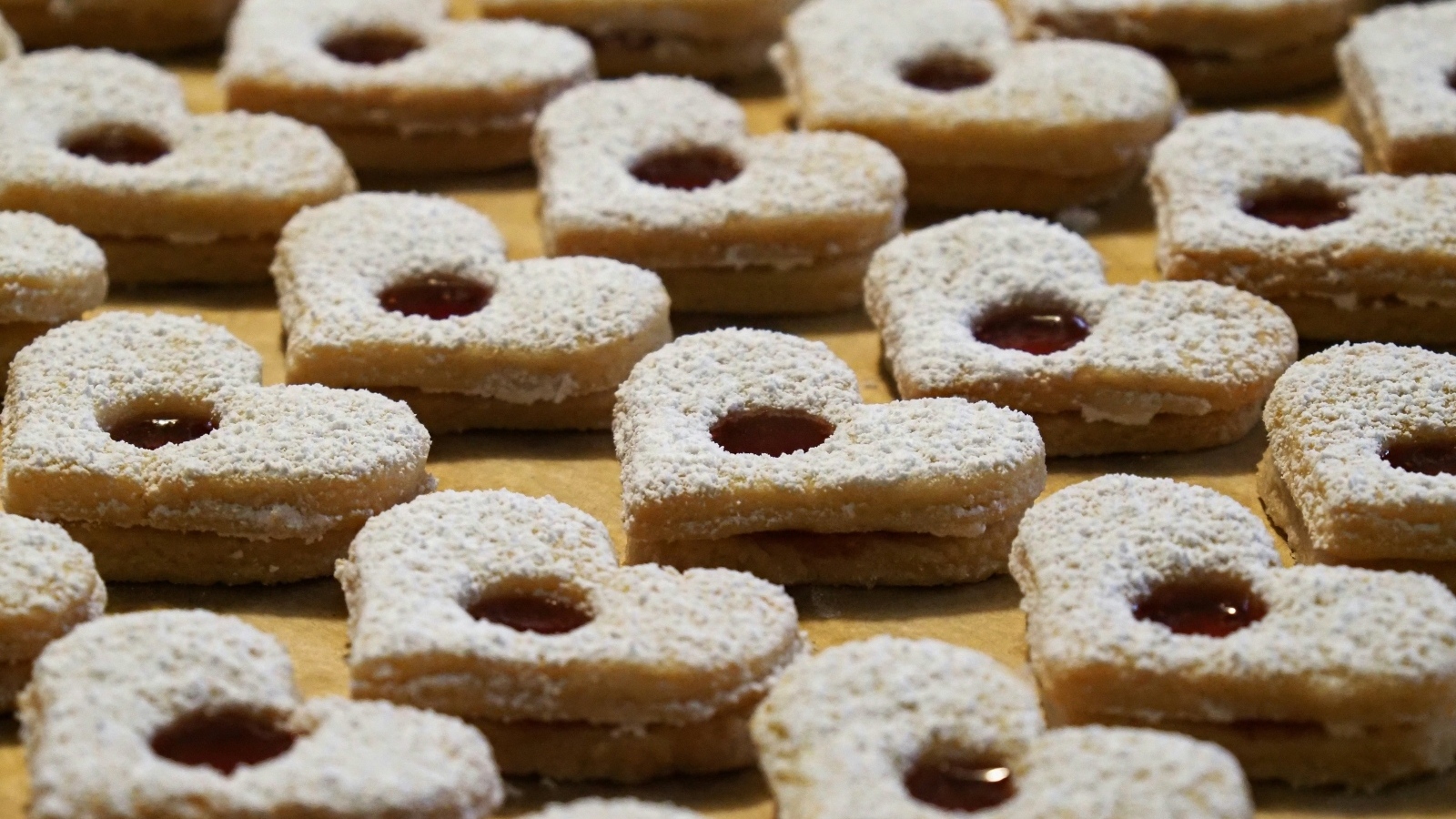 Печенье в форме сердца с сахарной пудрой и джемом