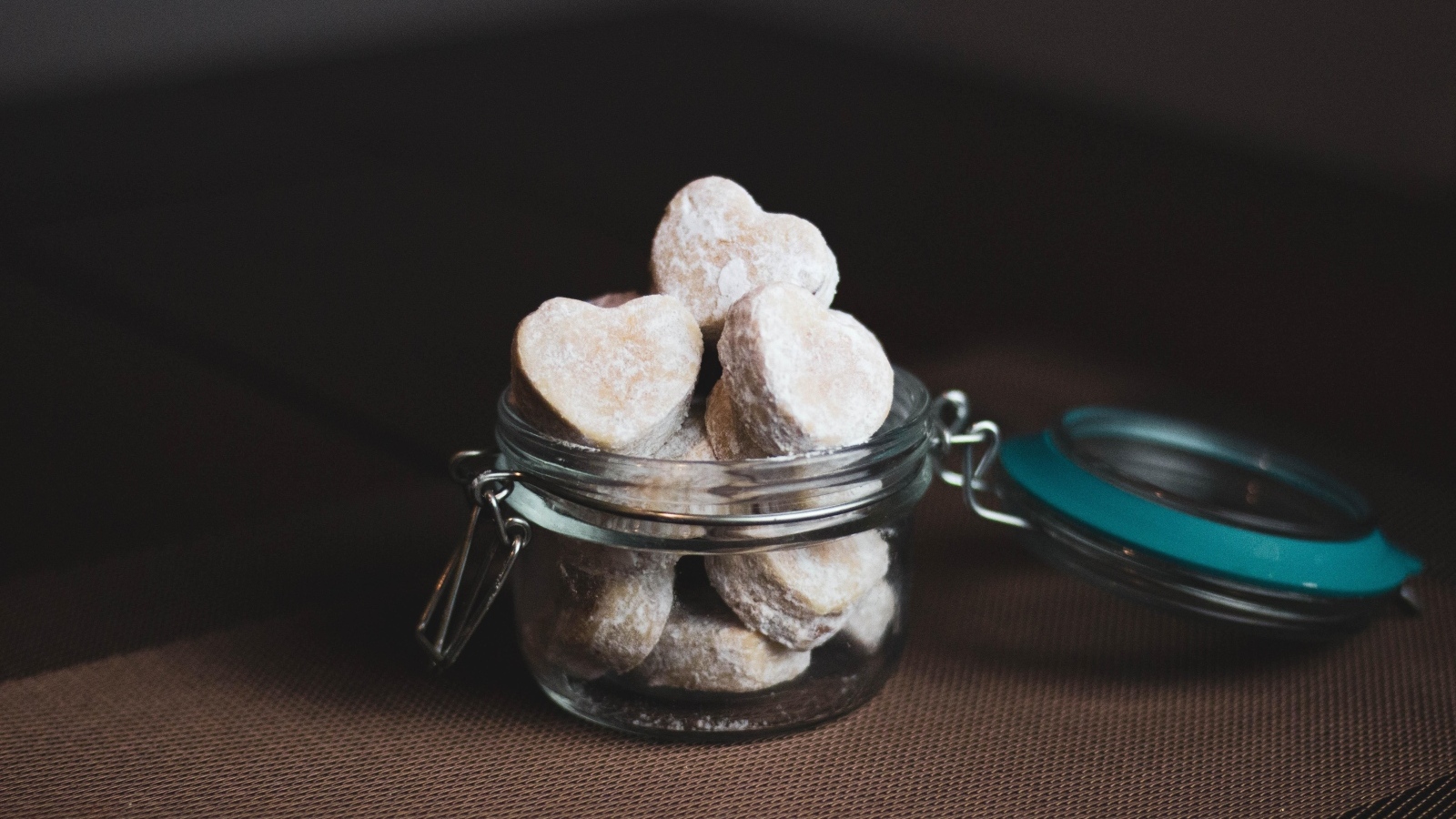 Печенье в форме сердца в стеклянной банке