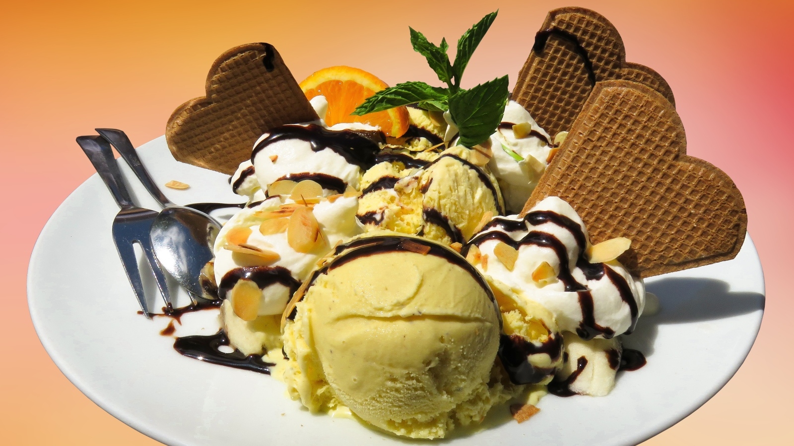 Мороженое с вафлями на большой круглой тарелке