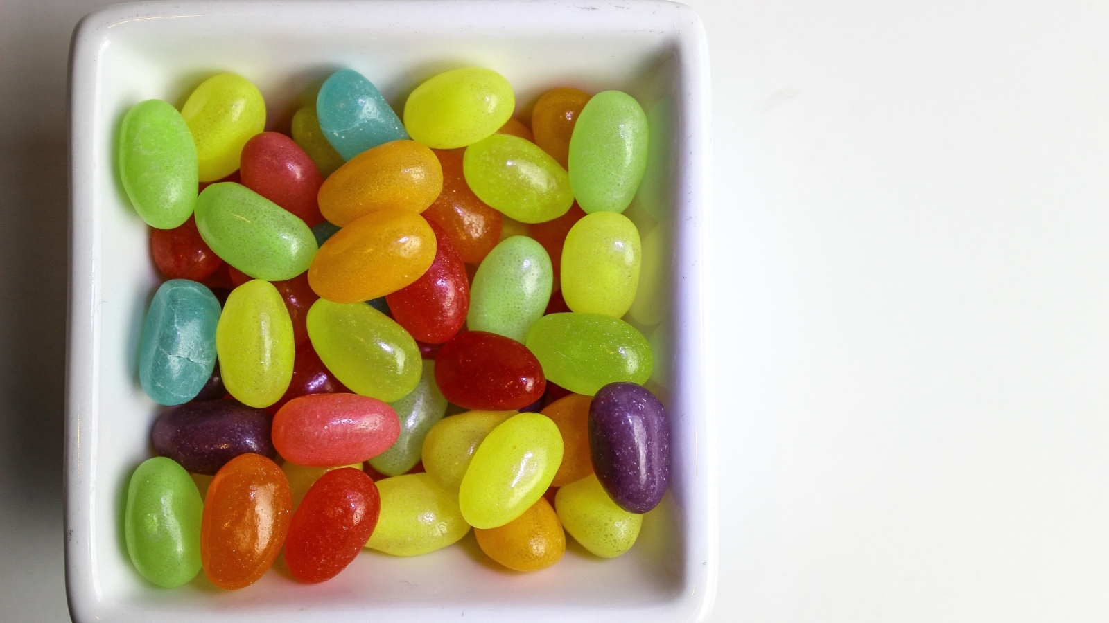 Разноцветные сладкие конфеты в тарелке