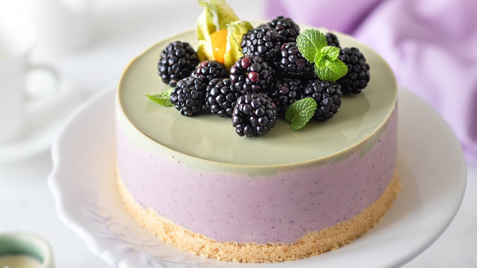 Пирог с муссом и ягодами черники