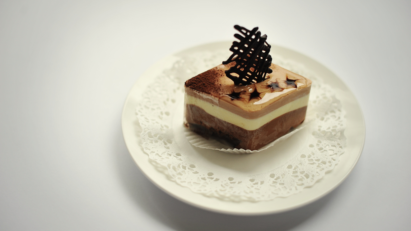 Кусок шоколадного десерта на белой салфетке