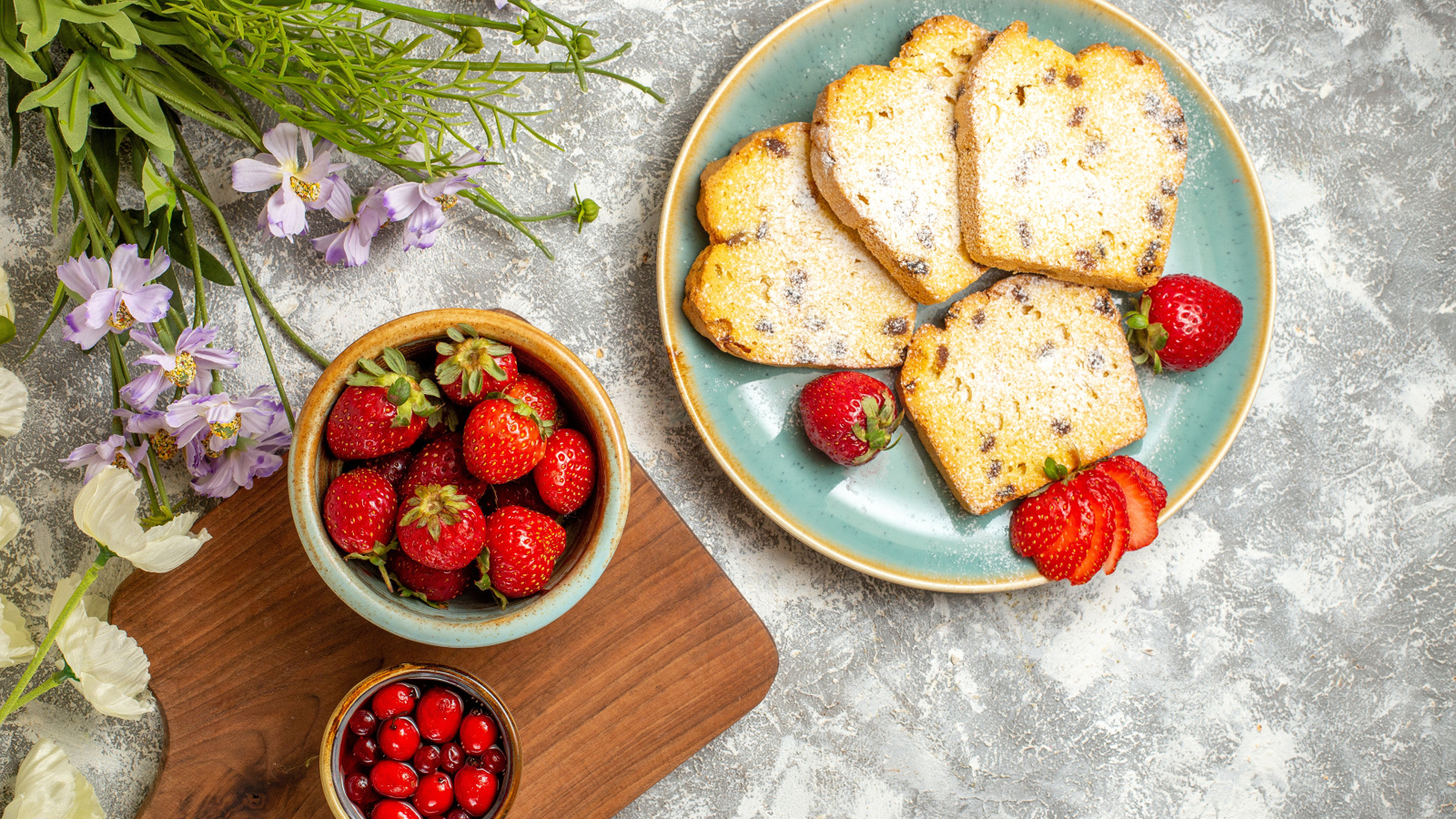 Кусочки кекса с изюмом на столе с ягода клубники