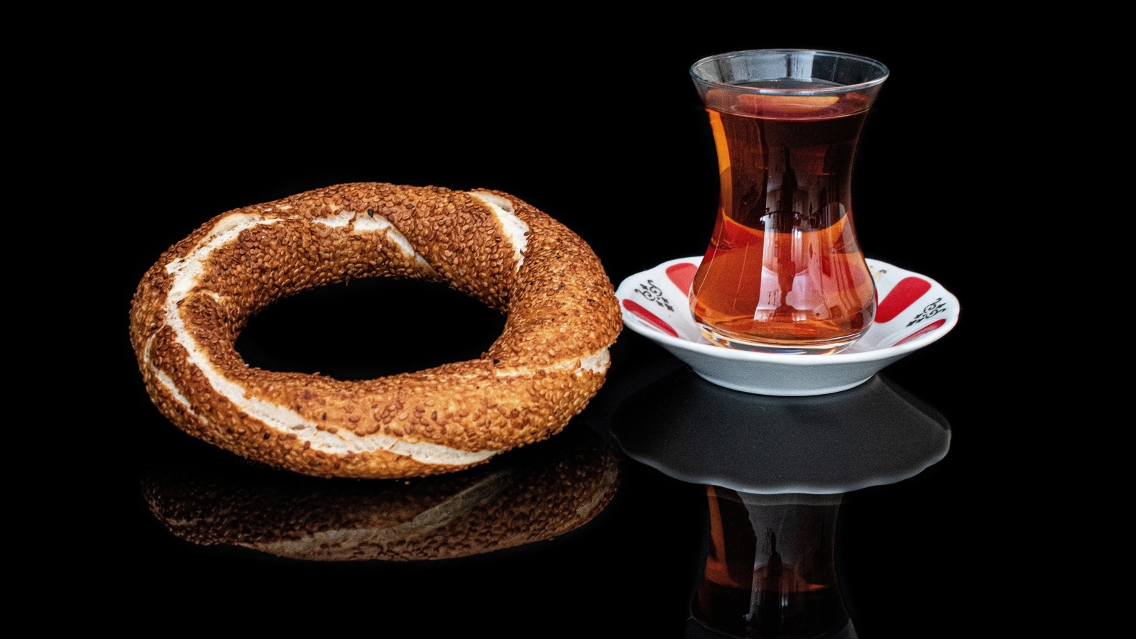 Крендель с чаем на черном фоне