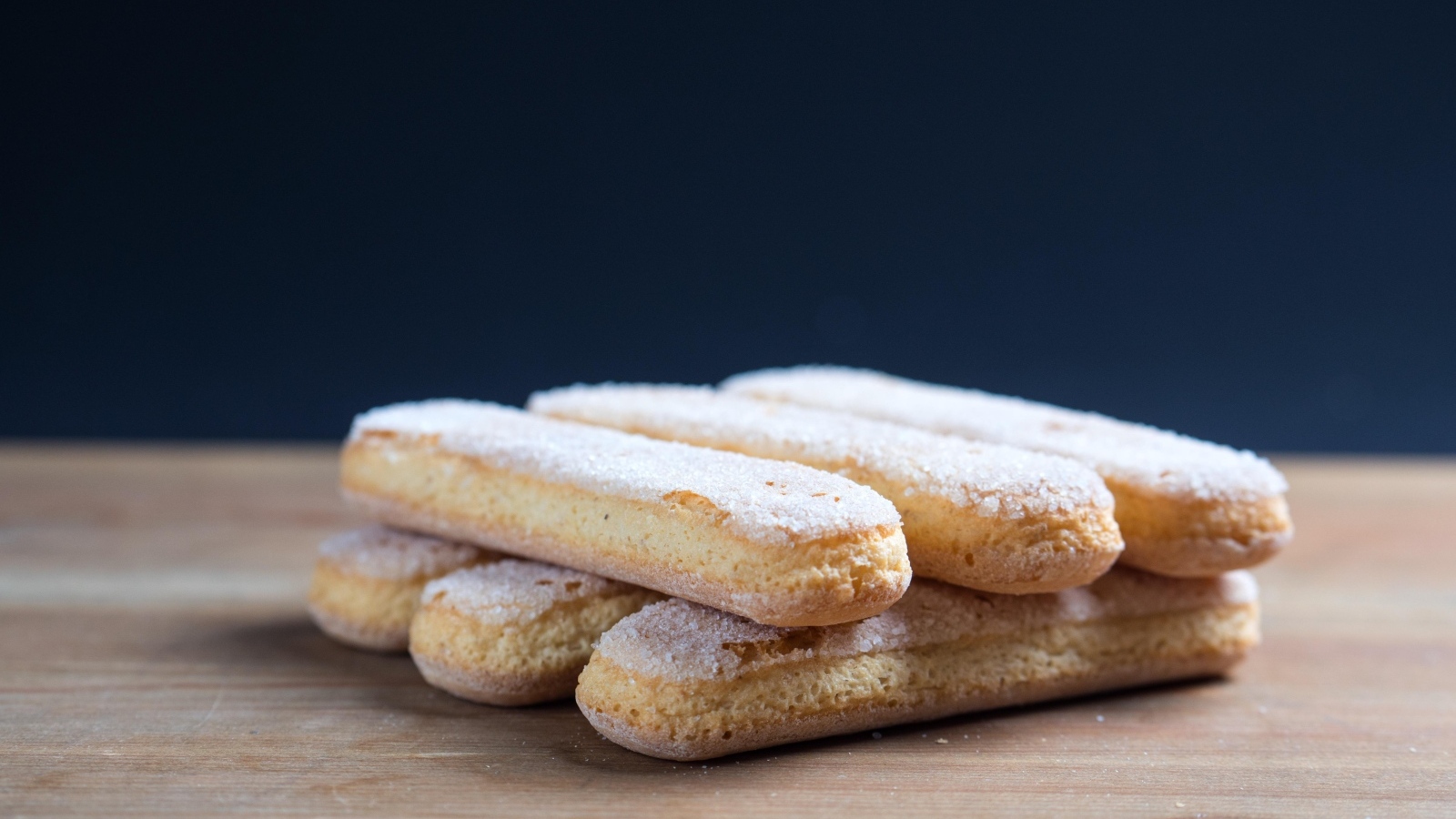 Печенье савоярди на деревянном столе