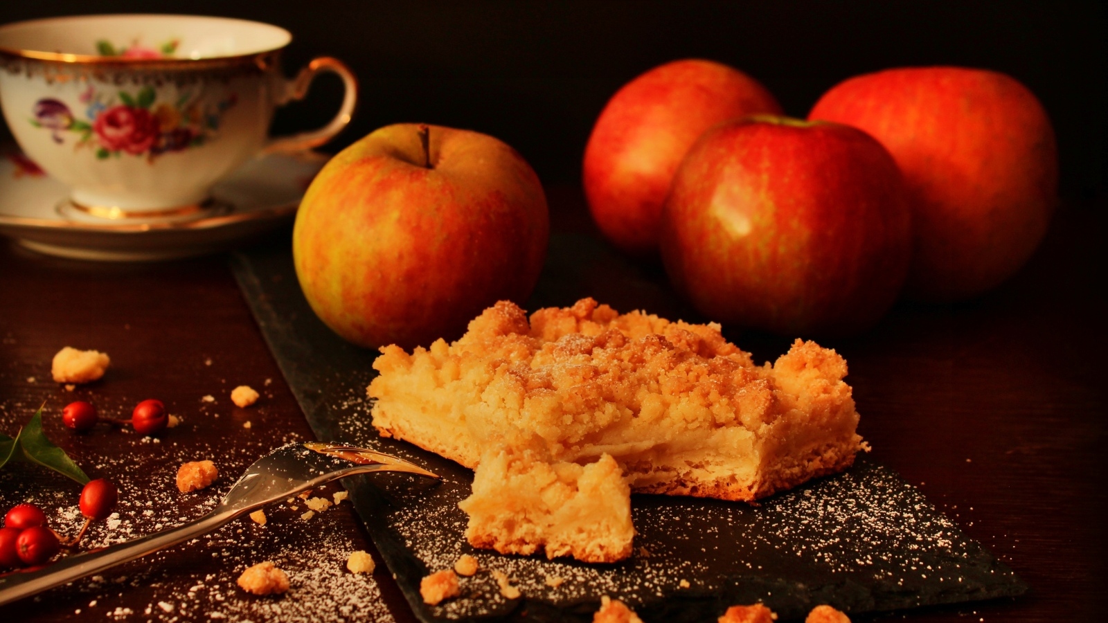 Песочный яблочный пирог на столе с яблоками