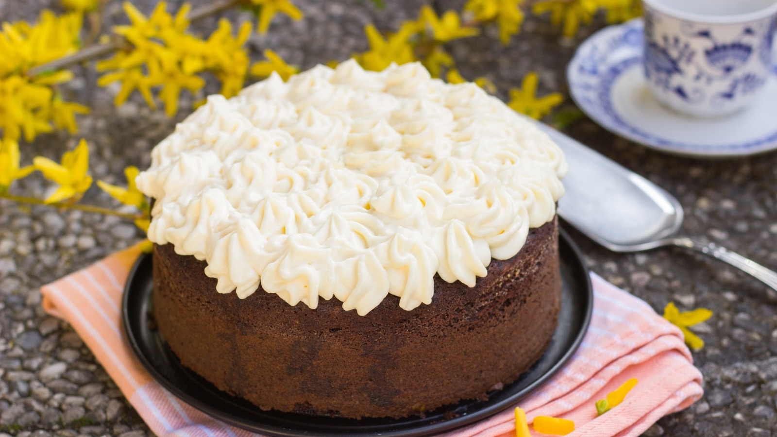 Сладкий шоколадный торт с кремом