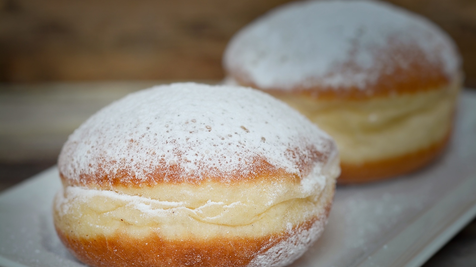 Сладкие пончики с сахарной пудрой