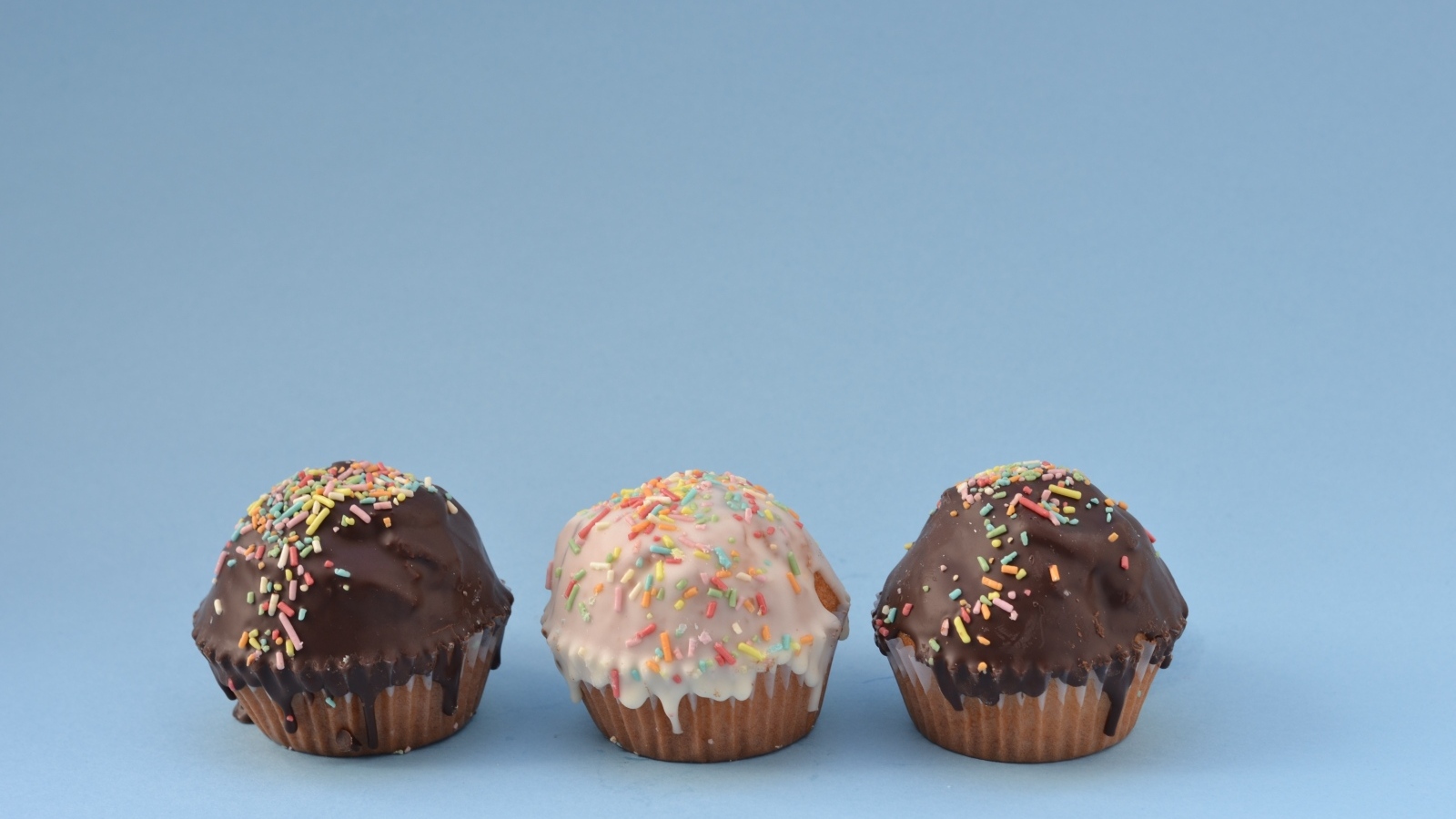 Три маффина на голубом фоне