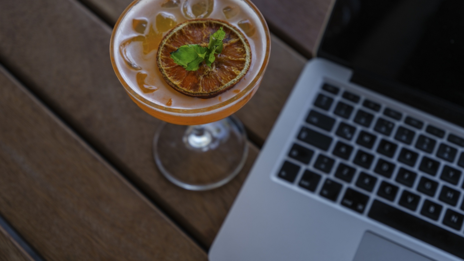 Коктейль со льдом у ноутбука