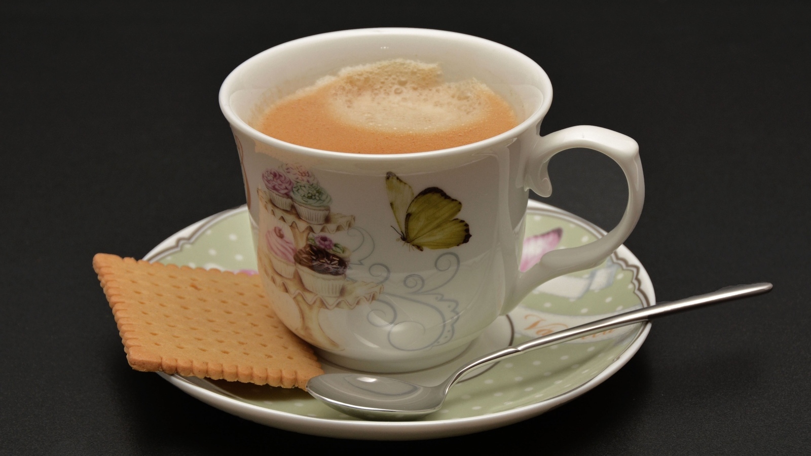 Чашка какао с печеньем на сером фоне