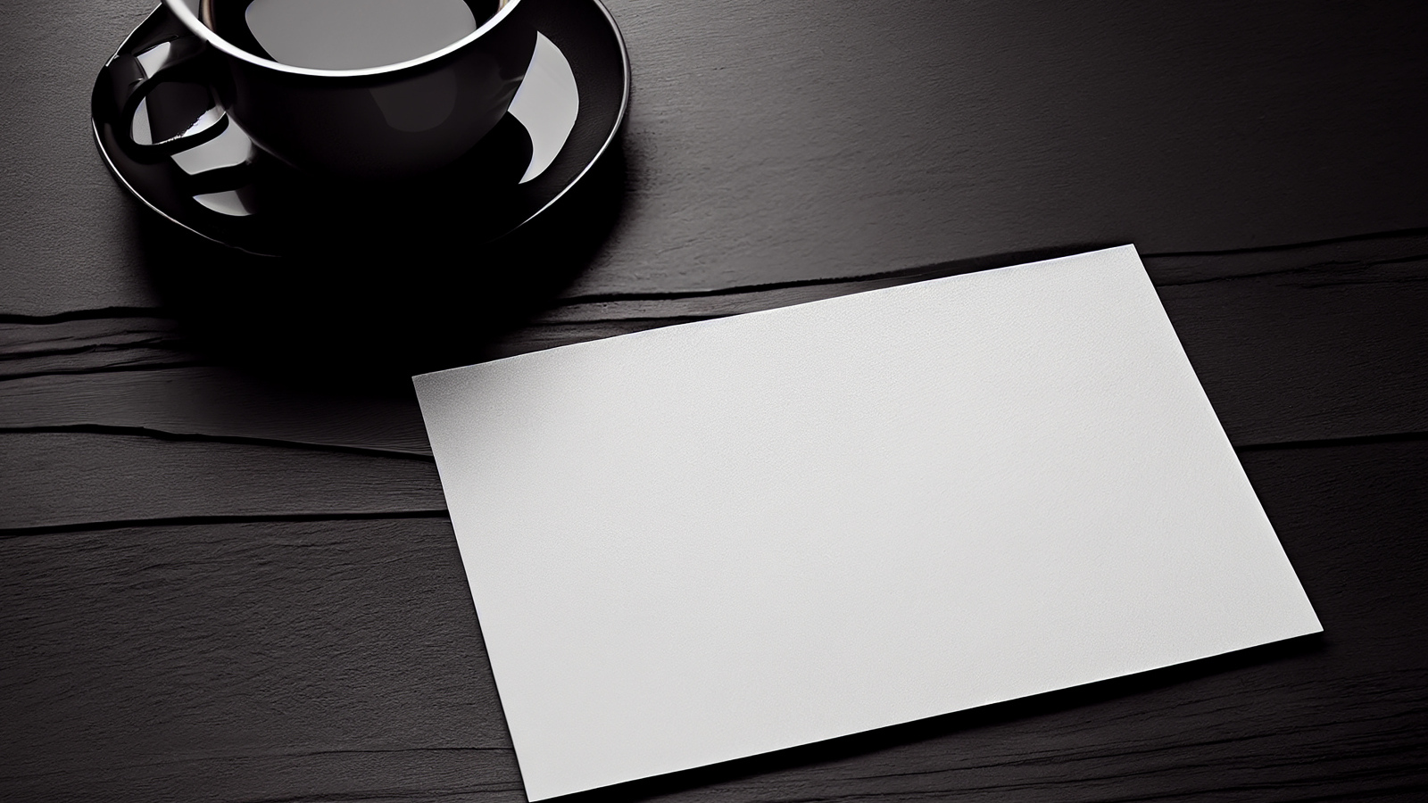 Чашка кофе с белым листом на столе