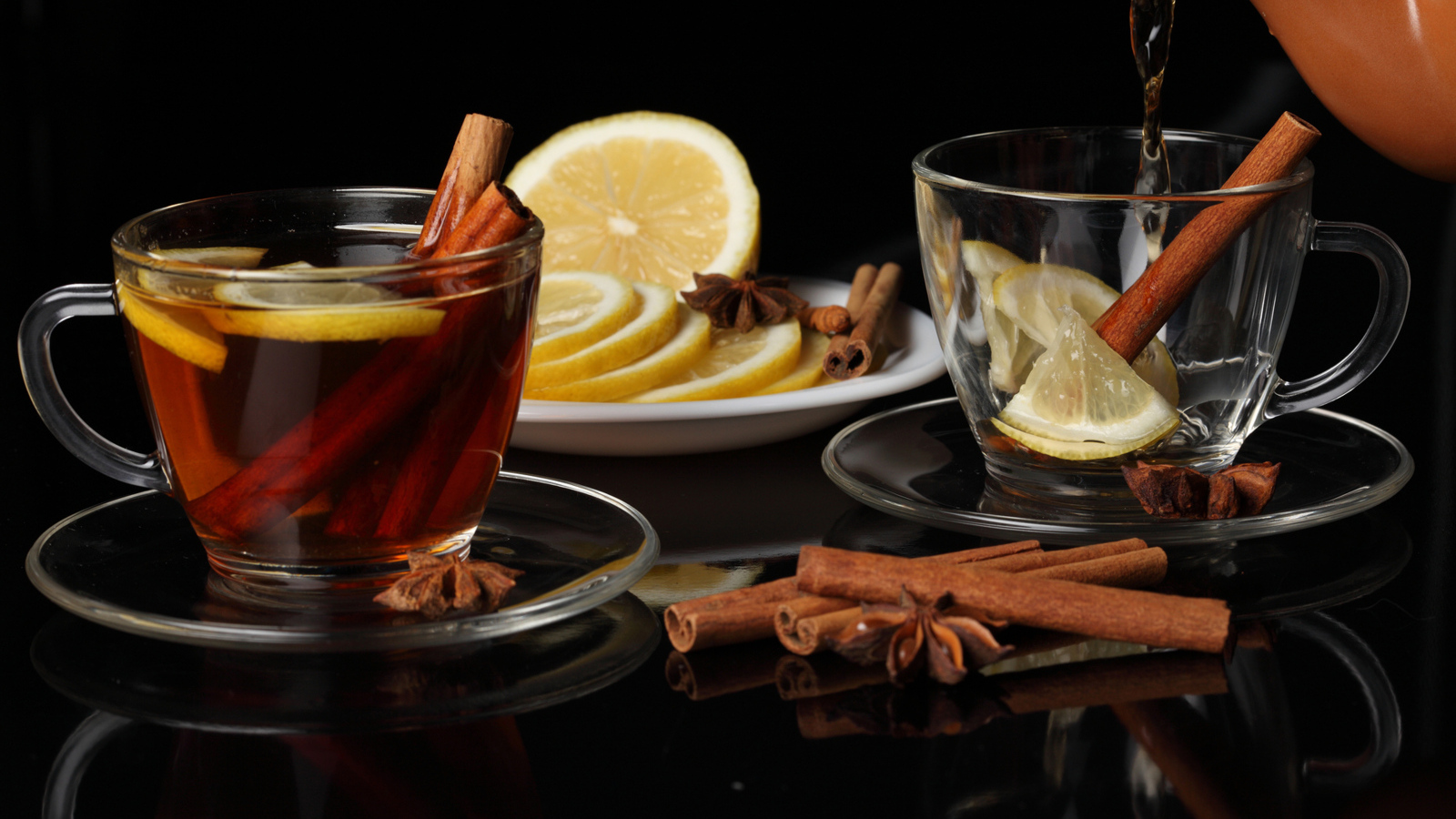 Ароматный чай с корицей и кусочками лимона