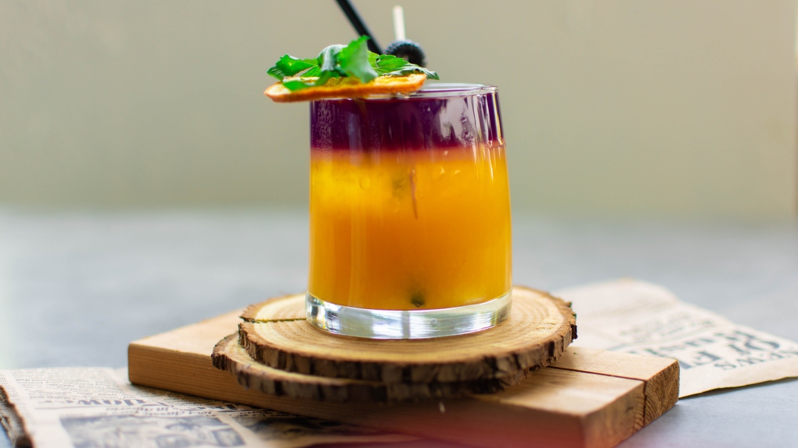 Стакан напитка на деревянной подставке