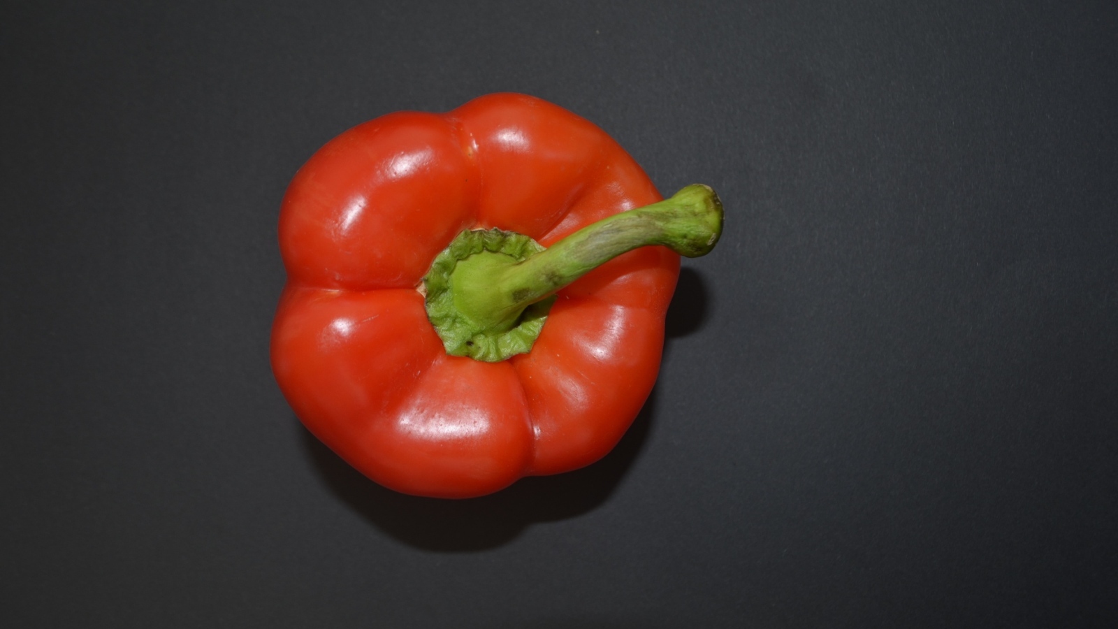 Сладкий красный перец на сером фоне