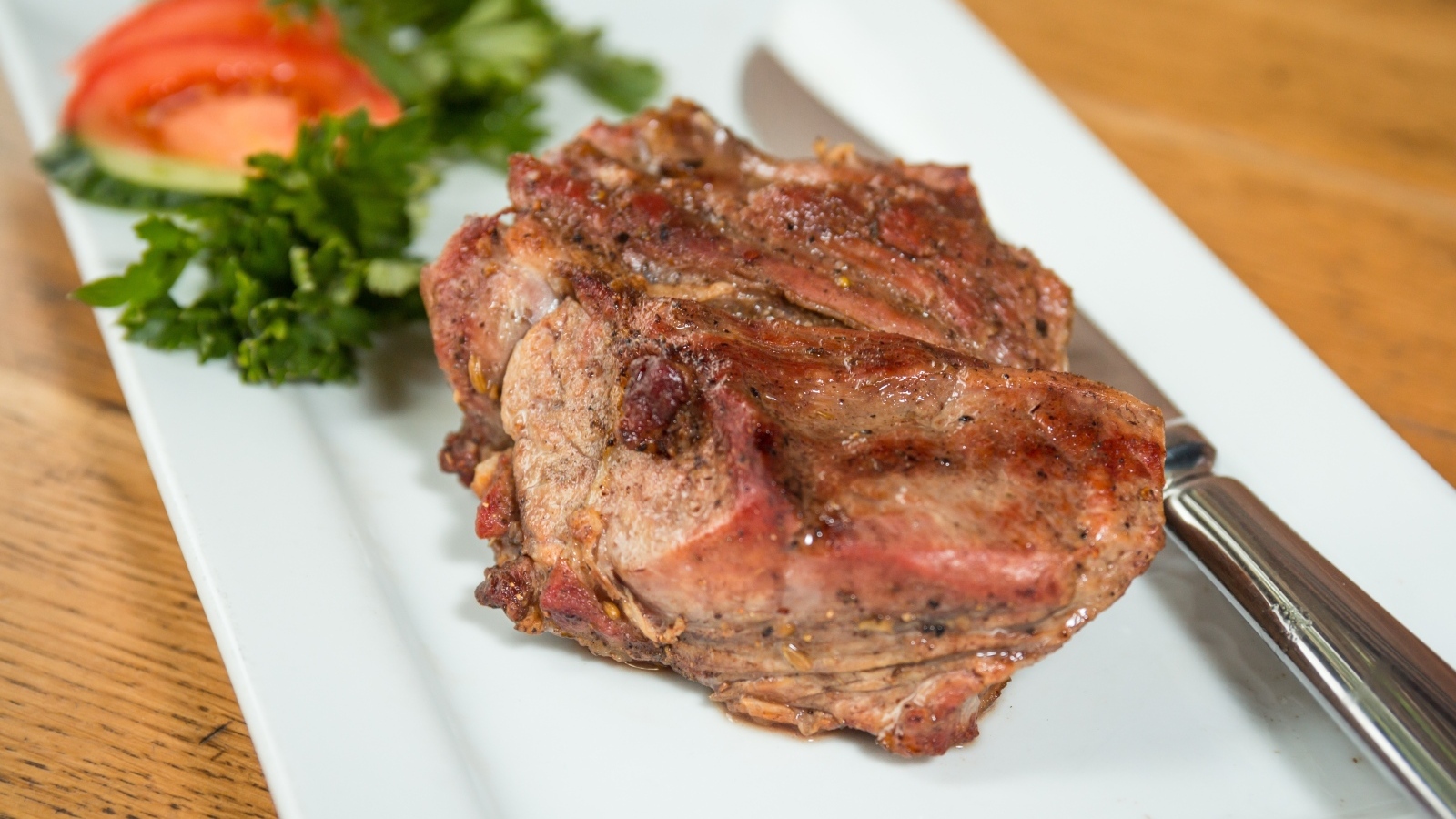 Жареное мясо на белой тарелке