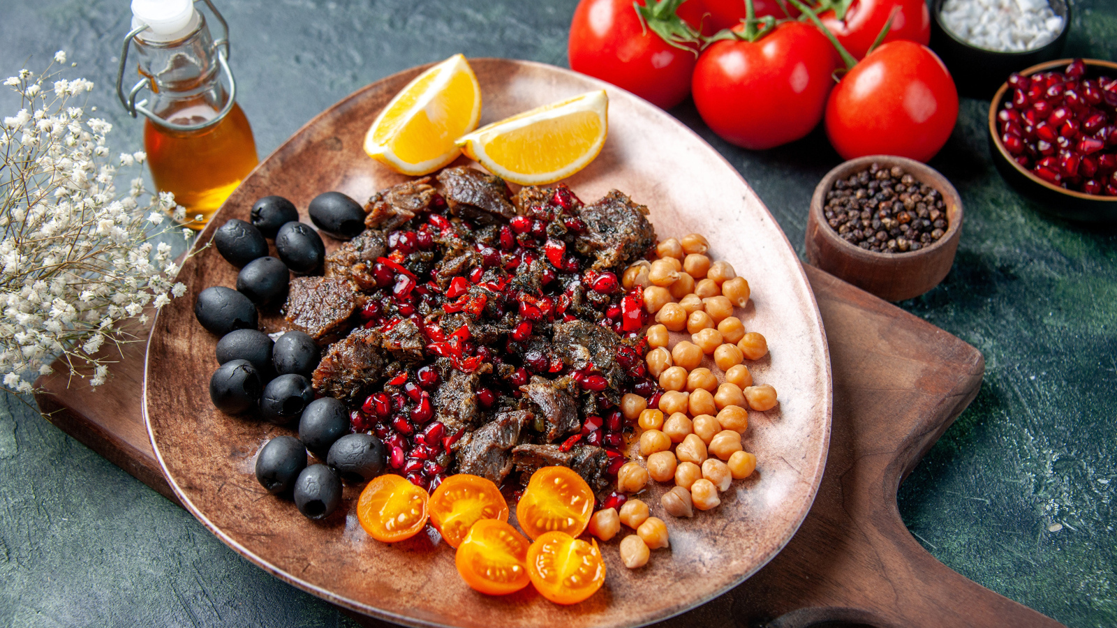 Мясо с овощами на тарелке