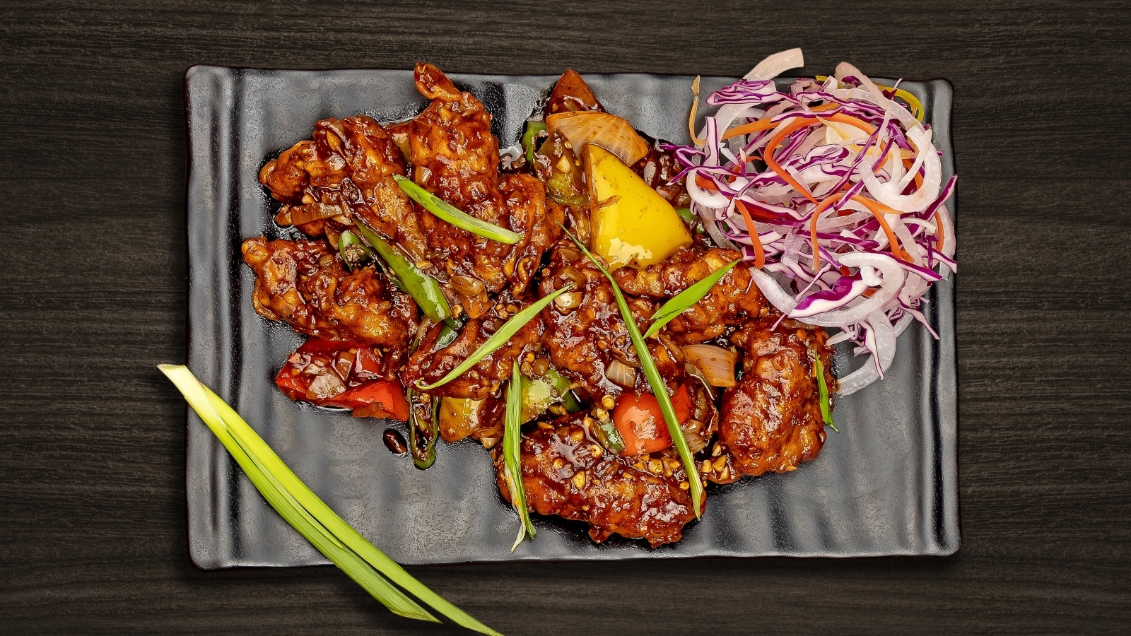 Острые куриные крылышки с салатом на тарелке