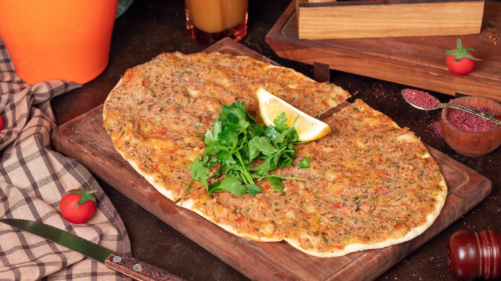 Турецкая пицца Лахмаджун на столе