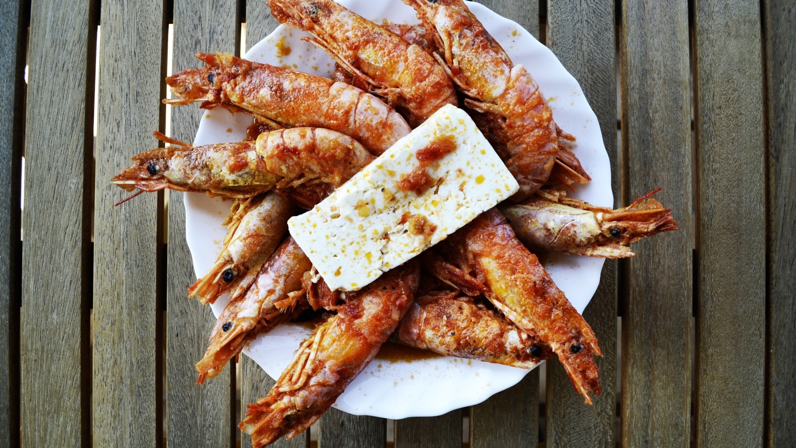 Жареные креветки на тарелке с сыром