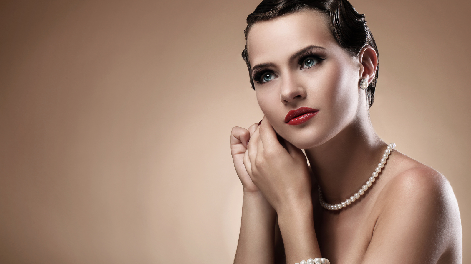 Красивая голубоглазая девушка модель с украшениями из жемчуга
