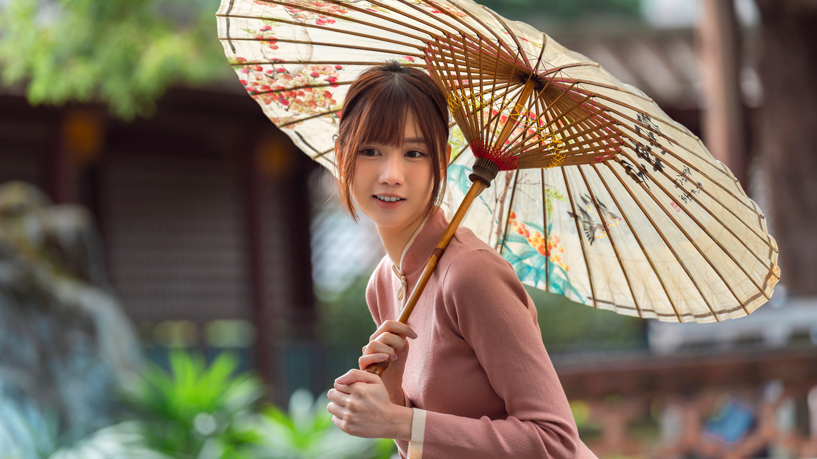 Милая улыбающаяся азиатка с зонтом