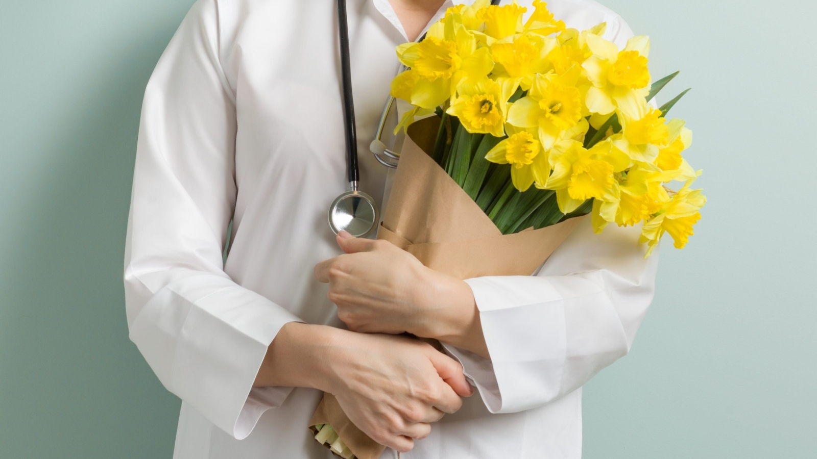Доктор в букетом нарциссов  в руках