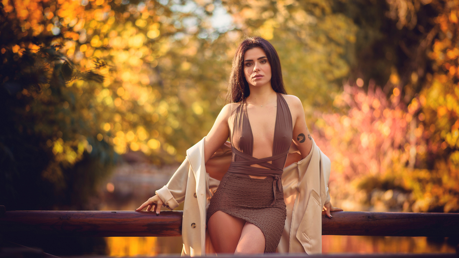 Девушка в платье в осеннем парке