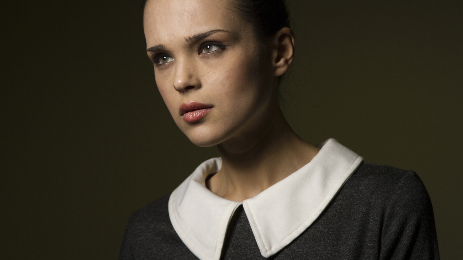 Девушка в платье с белым воротником