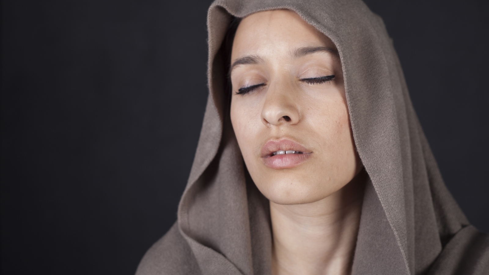 Девушка с закрытыми глазами с покрытой головой