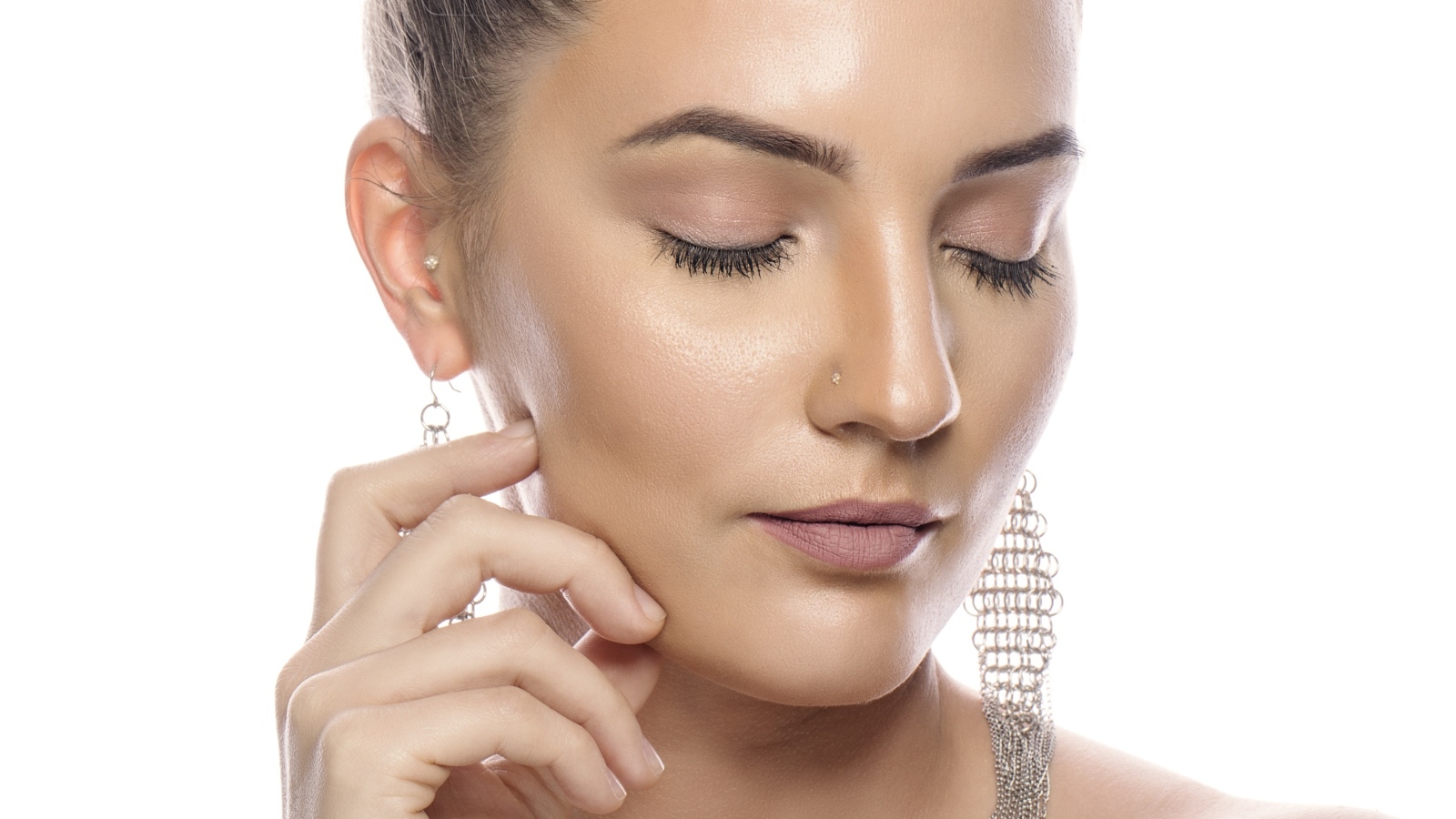 Девушка с закрытым глазами на белом фоне