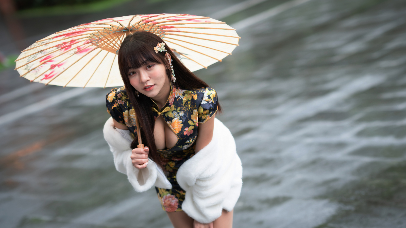 Настоящая азиатка стоит под зонтом