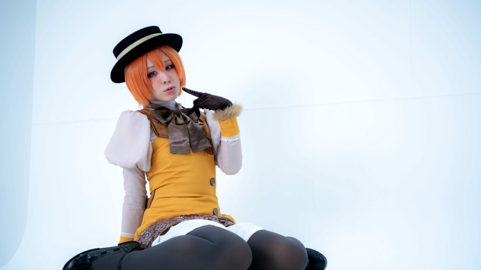 Рыжеволосая азиатка с короткой стрижкой в костюме