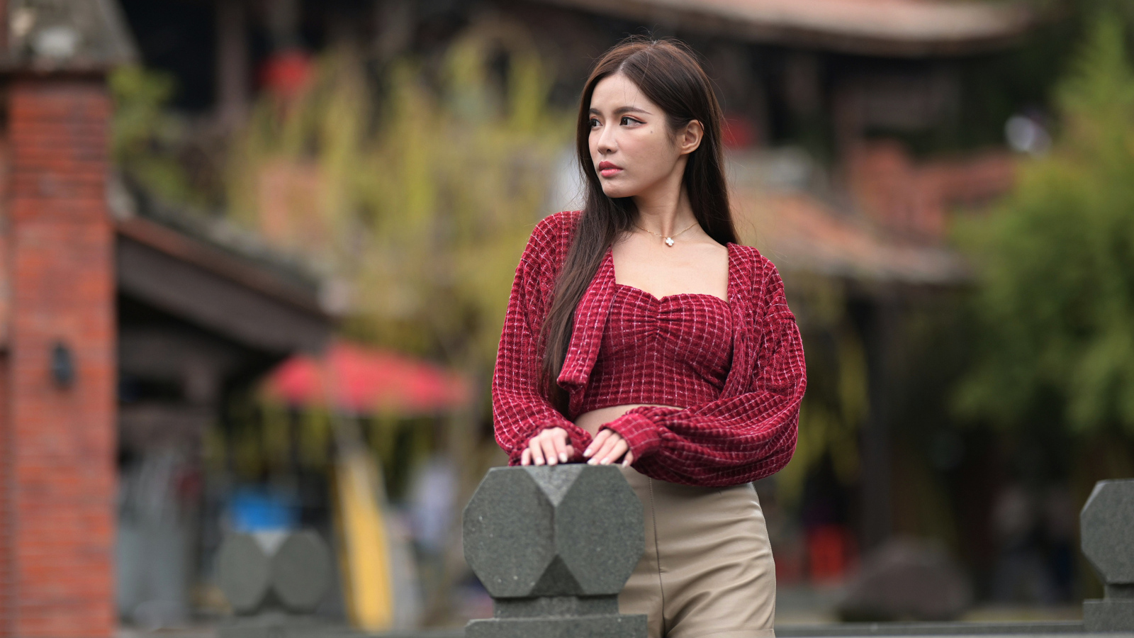 Грустная азиатка в красной блузке