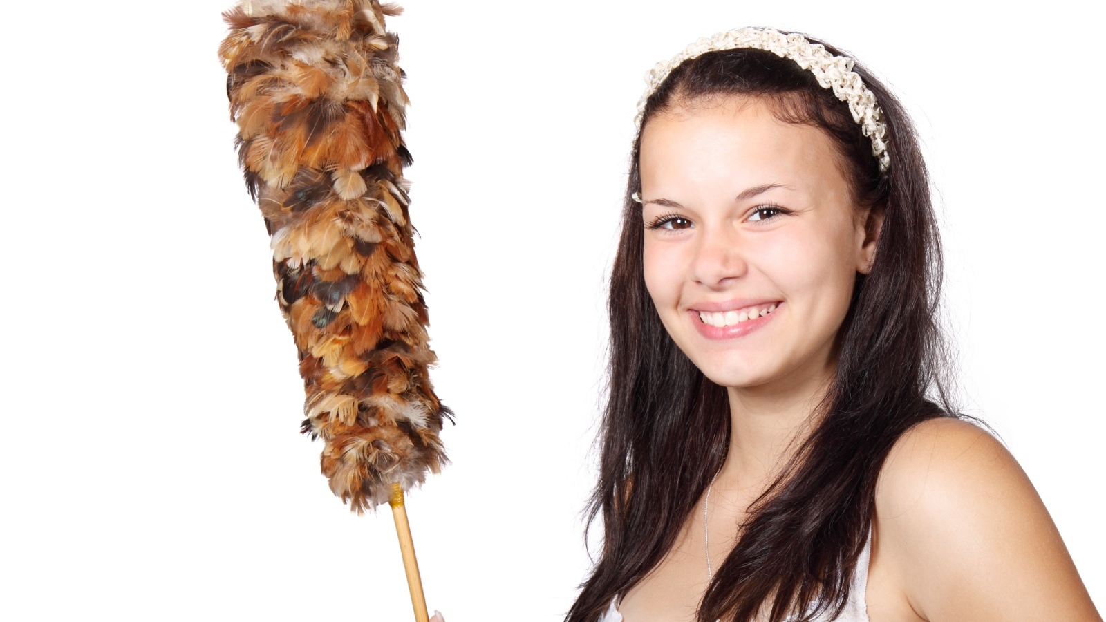 Улыбающаяся девушка убирается в комнате