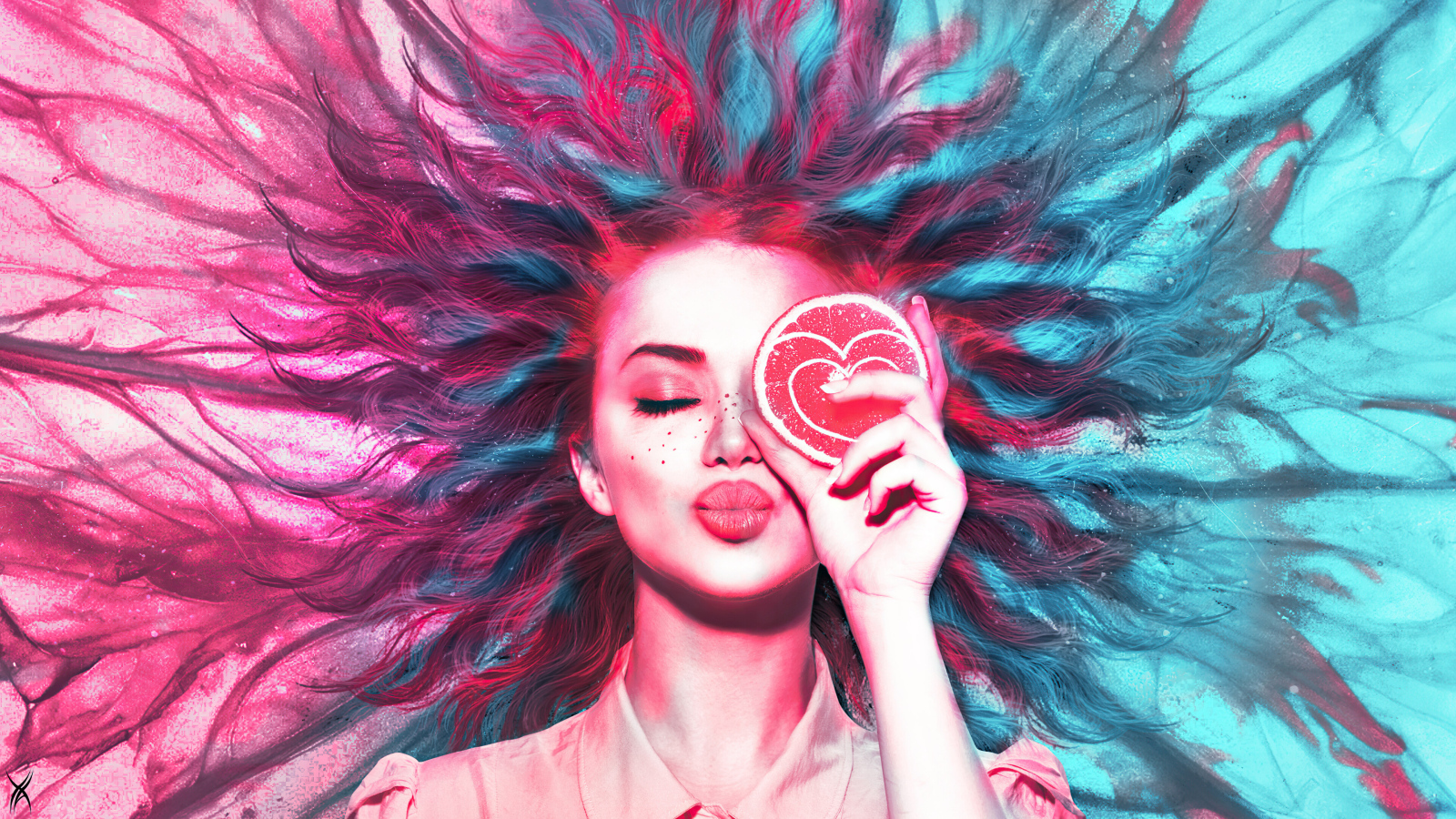 Девушка закрыла глаз кружочком апельсина