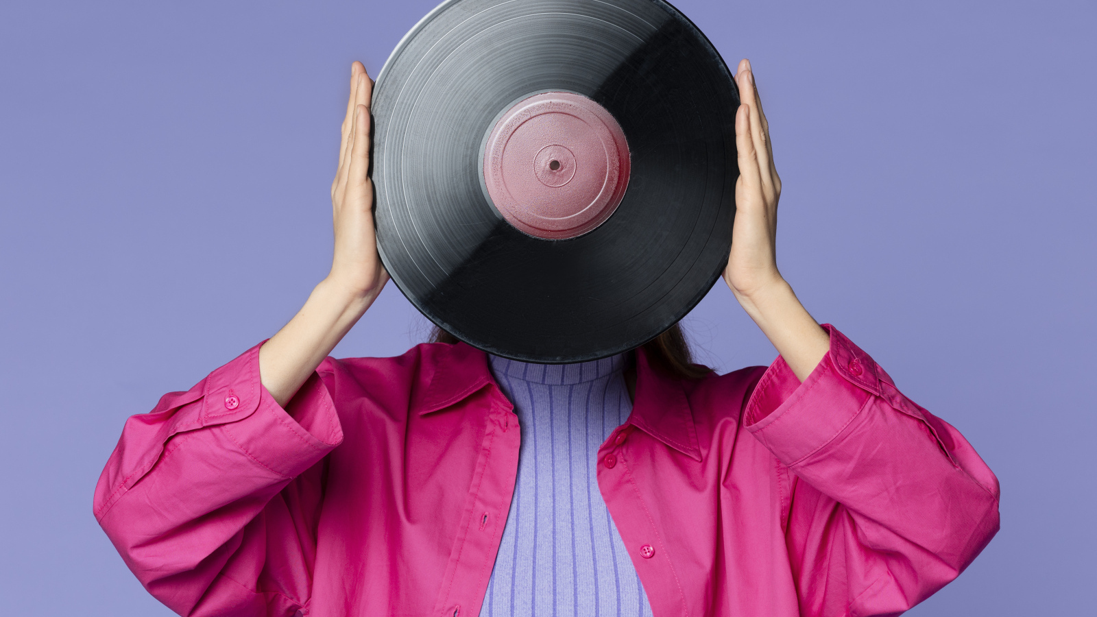 Девушка закрыла лицо пластинкой 