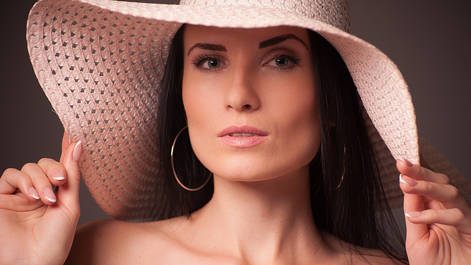 Женщина в большой розовой шляпе