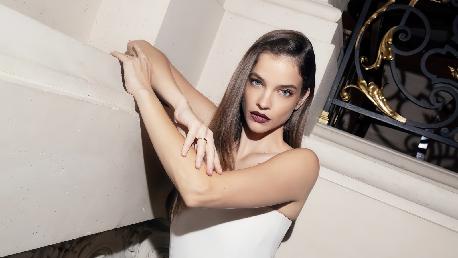 Голубоглазая красивая модель Барбара Палвин сидит на полу у дивана