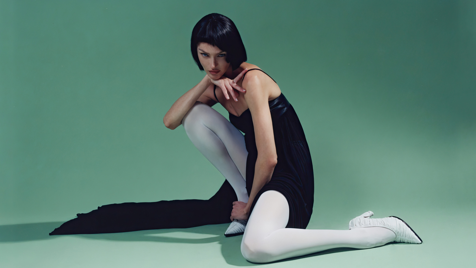 Модель Кэндис Свейнпол с короткими черными волосами