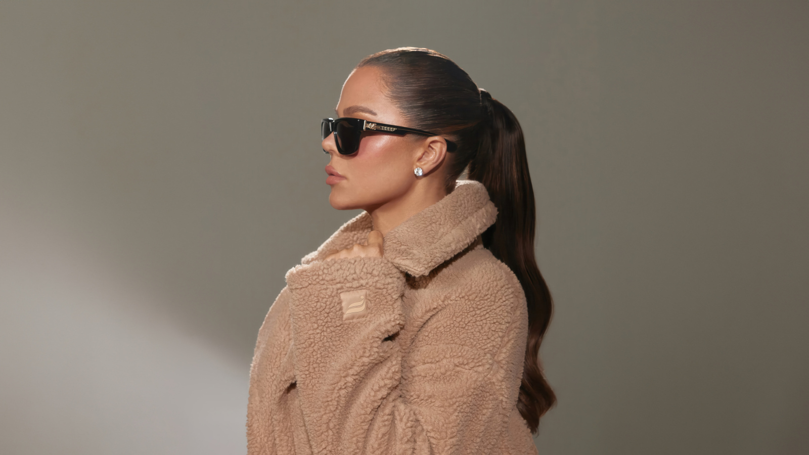 Модель Клои Кардашьян в шубе и черных очках